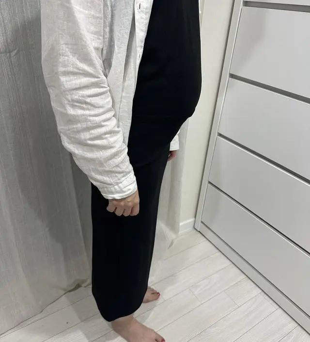 스판끼가 엄청난 재질이에요. 부드러운 촉감으로 예민항 피부도 문제 없이 입을 수 있을