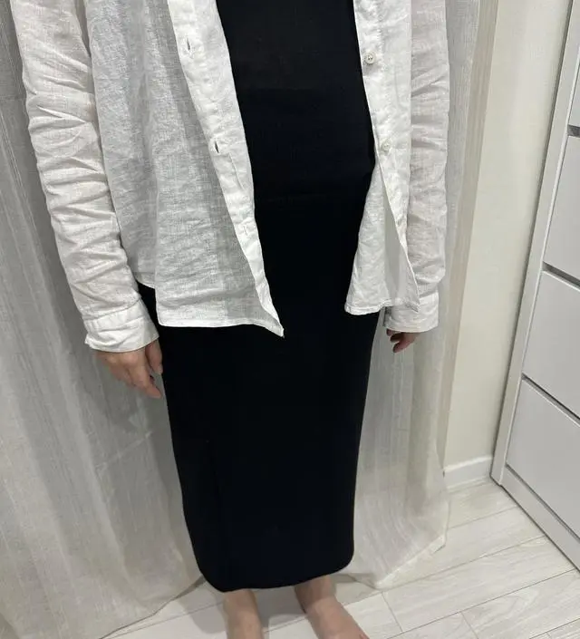 스판끼가 엄청난 재질이에요. 부드러운 촉감으로 예민항 피부도 문제 없이 입을 수 있을