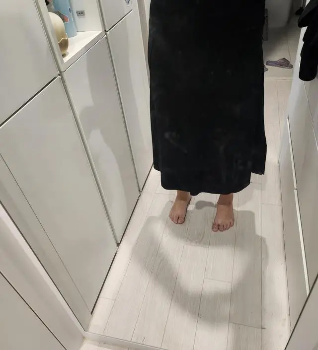 주머니도 있고 아래가 터져있어 더 시원해보이네요