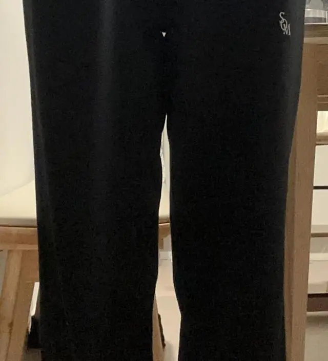 겨울은 아니고 봄가을 입기 딱 좋은거같아요 재질도 부들부들하니 좋아요