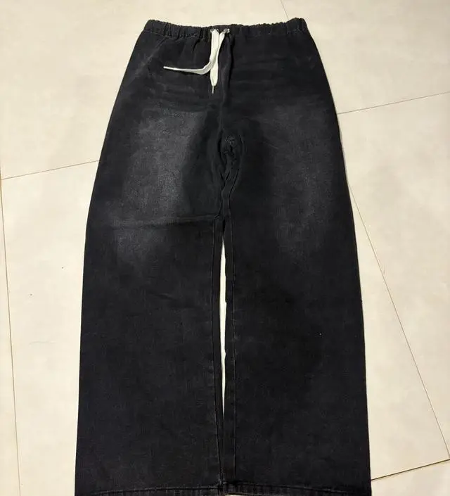 와이드핏이라 예쁘긴한데 안에 고무줄있어서 좀 쪼임 있어요 
