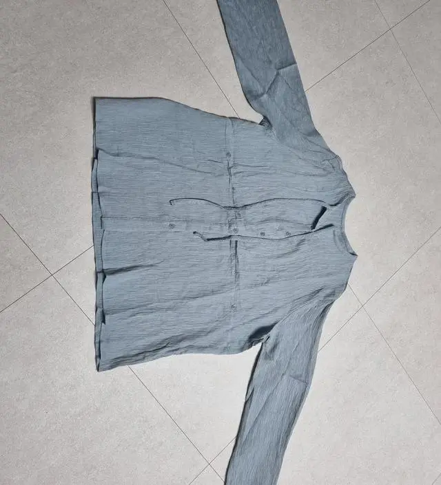 33주 배 많이 나온 임산부입니다. 찰랑거리는 소재로, 입기 편합니다:) 재질좋고 예뻐요