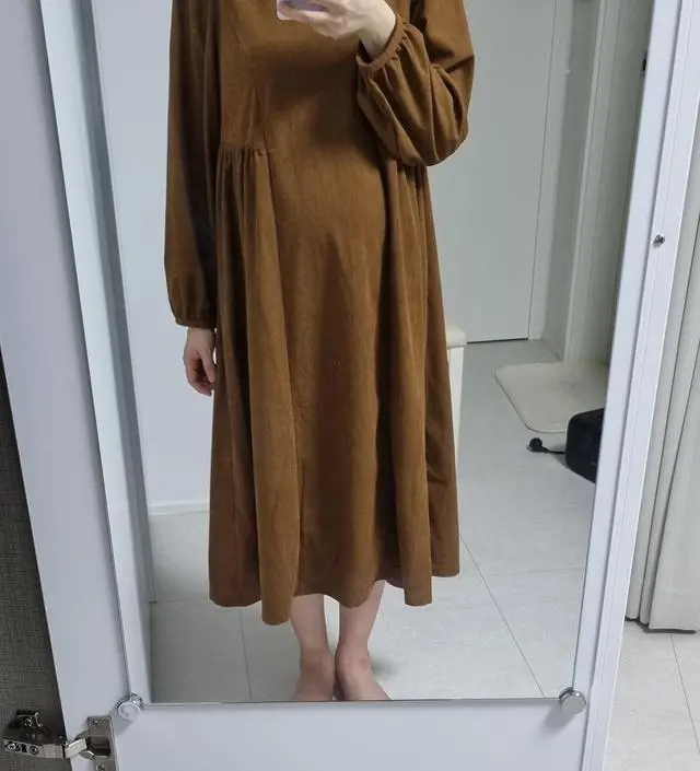 33주 배 많이 나온 임산부입니다. 골덴느낌의 갈색치마로, 재질좋고 가을에 입기에 좋은