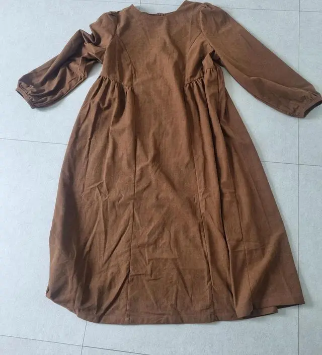 33주 배 많이 나온 임산부입니다. 골덴느낌의 갈색치마로, 재질좋고 가을에 입기에 좋은