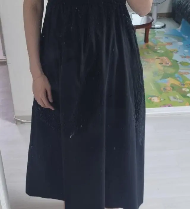 구김있다해서 블랙으로 선택했는데 구김이 덜해보여요 치마쪽우 약간두터워서 한여름입