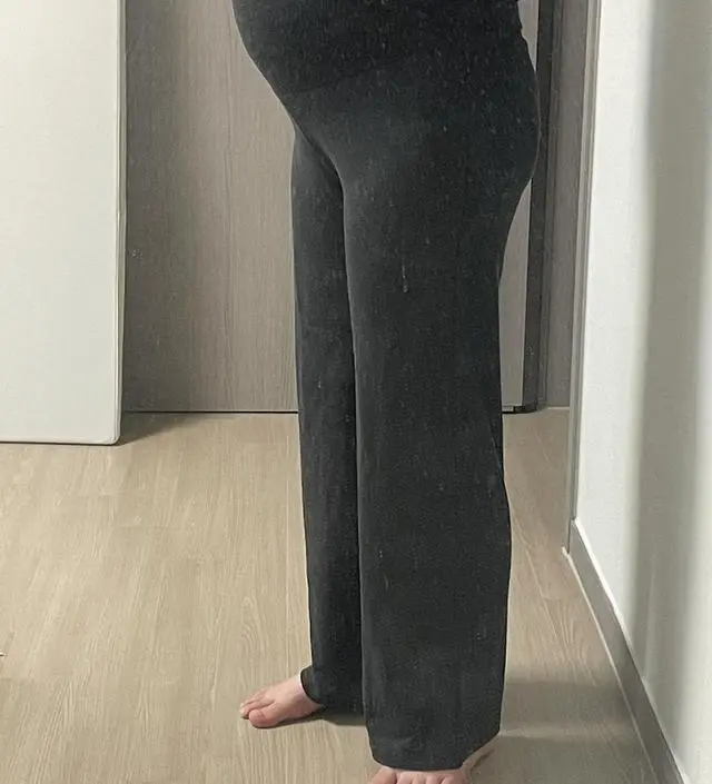 임신 36주 70kg인데 잘 맞아요! 얇고 신축성이 좋아서 너무 편하게 입고 있어요~! 출산