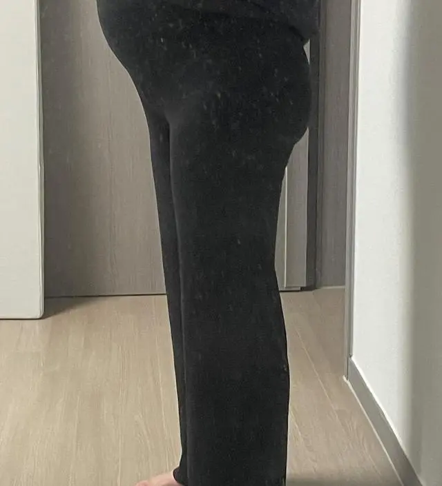 임신 36주 70kg인데 잘 맞아요! 얇고 신축성이 좋아서 너무 편하게 입고 있어요~! 출산