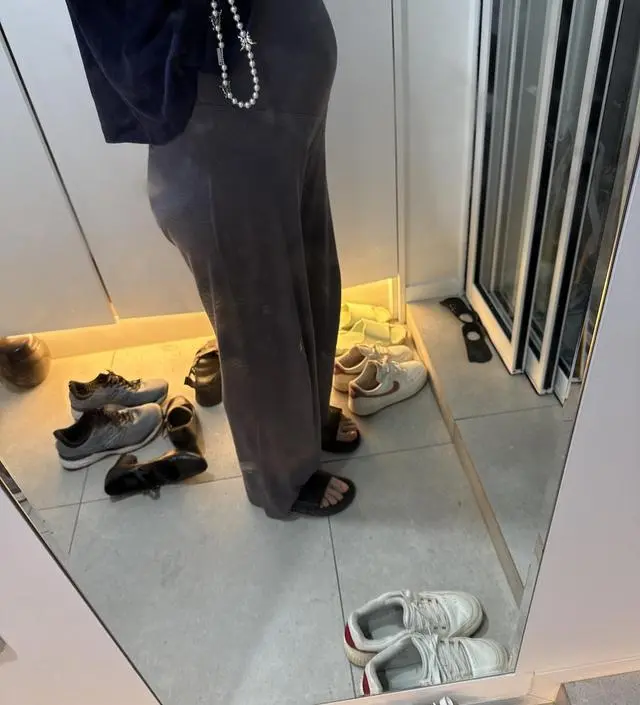 기장은 바닥에 닿는 정도고, 부들부들하고 쪼이지 않고 너무 편해요. 요가할때 편하게 