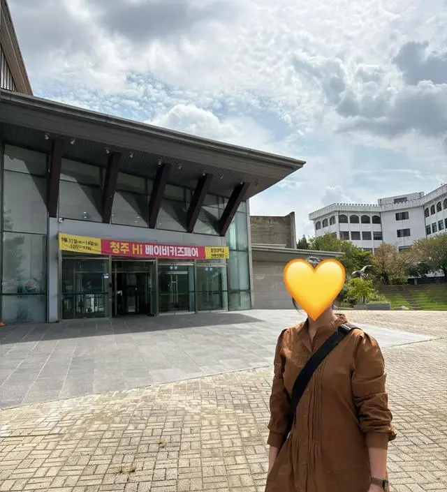 날이 쌀쌀해져서 가을 느낌 내려고 입고 출근했어요. 사람들이 다 옷 새로샀냐면서 너무