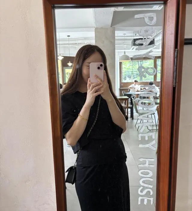 투웨이로 입을 수 잇어 가디건을 오픈하고 입을때는 원피스로, 크롭 상의에는 하이웨스