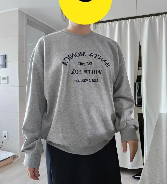 중기 임산부 배를 잘 가릴만한 사이즈의 맨투맨이 필요해서 샀어요. 넉넉히 잘 맞네요.