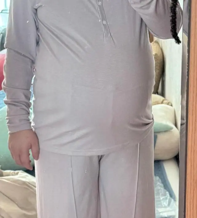 나중에 수유할때 정말 편할거 같아요 단추도 여러개 달려있어서 체형에 맞게 푸르고 잠