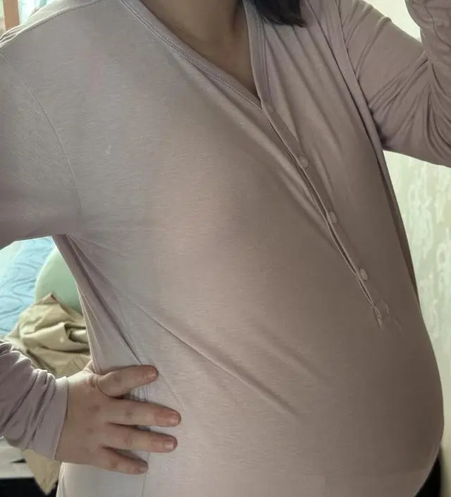 나중에 수유할때 정말 편할거 같아요 단추도 여러개 달려있어서 체형에 맞게 푸르고 잠