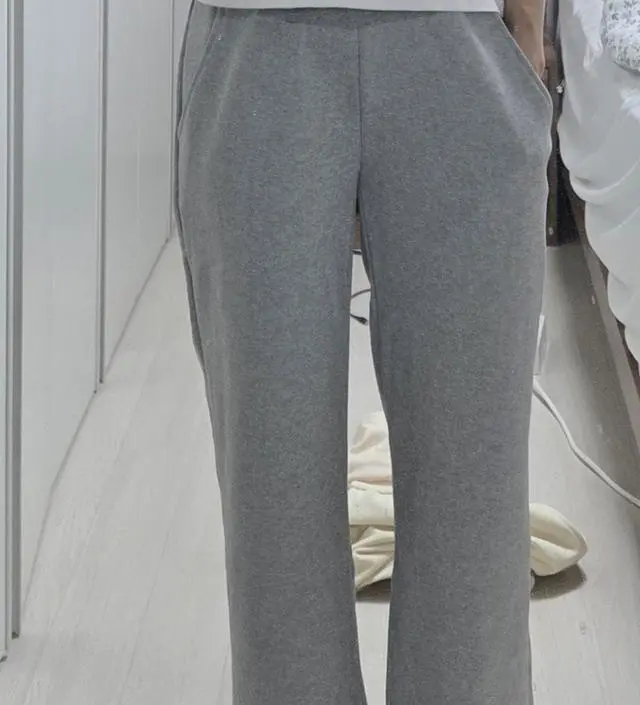 어디에나 무난하게 어울릴 색상이에요~!! 입었을때 너무 편하고 두께감도 지금 가을에입