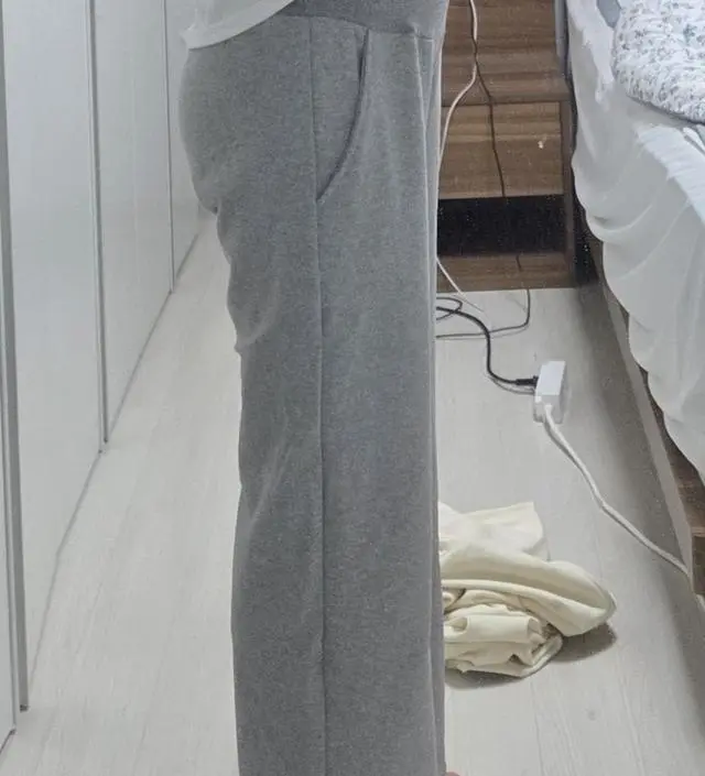 어디에나 무난하게 어울릴 색상이에요~!! 입었을때 너무 편하고 두께감도 지금 가을에입