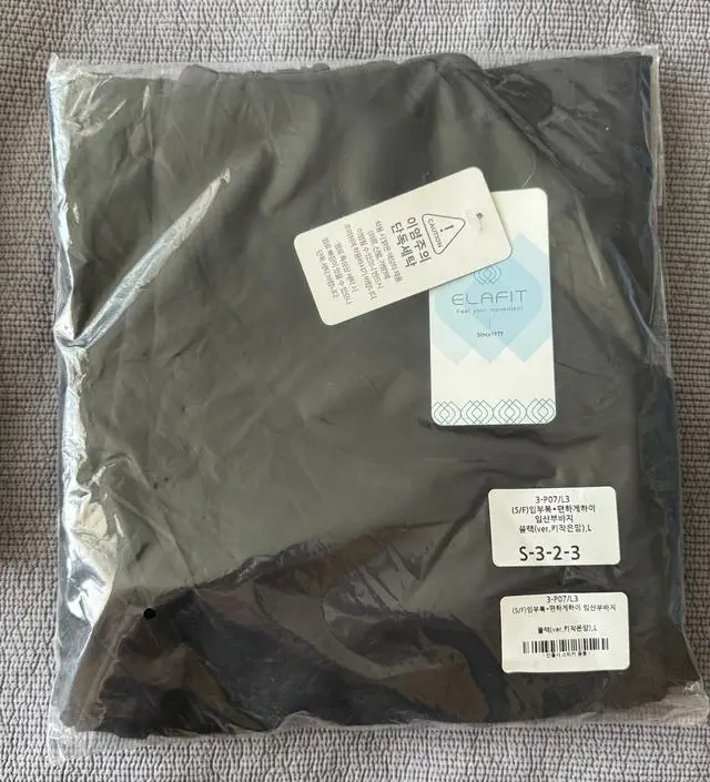 생각보다는 바지품이 넉넉해요. 편하게 잘 입을 수 있을 것 같아요~