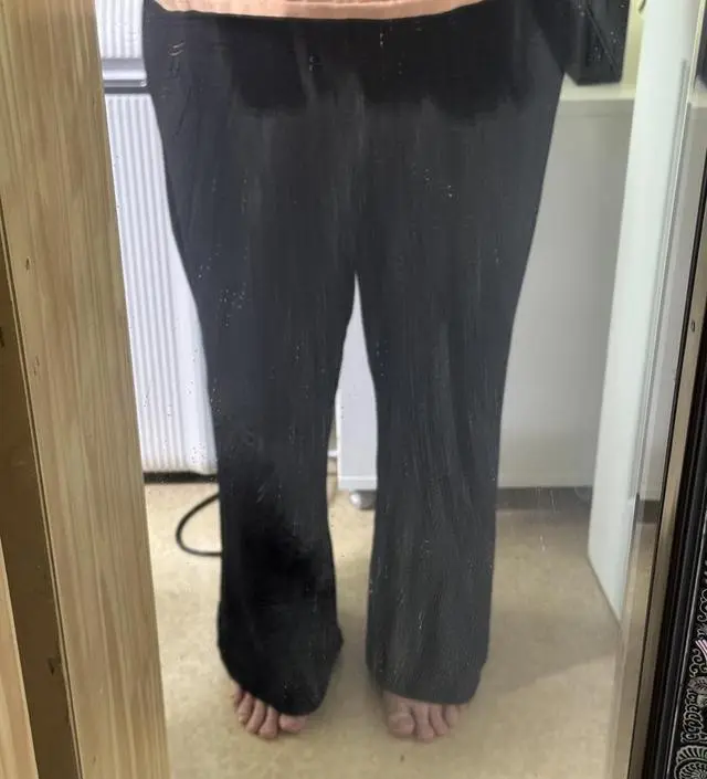 생각보다는 바지품이 넉넉해요. 편하게 잘 입을 수 있을 것 같아요~