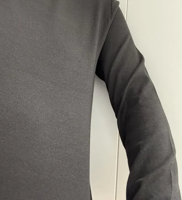 블랙이 더 날씬해보여서 자주 입을거같아요