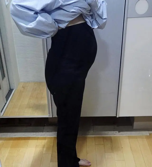 25주고 배가 많이나와서 사이즈고민하다가 앞으로 입을거 생각해서 L사이즈했어요 배 편