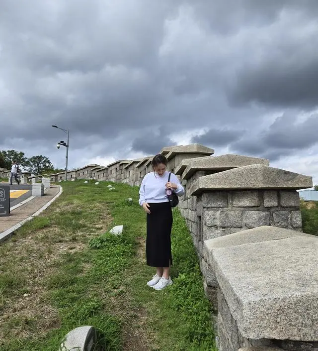 여기저기 치마에 휙두루 막두루입니다