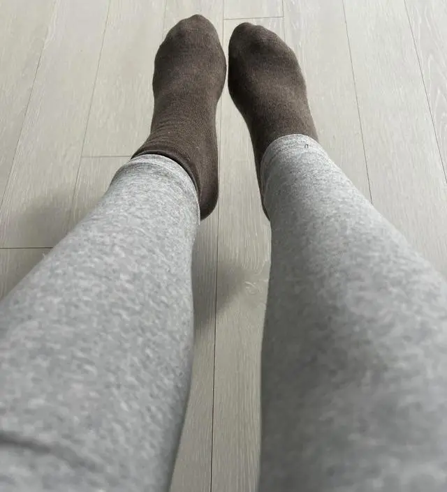 멜란지랑 블랙 샀는데 둘다 무난한 색이라 롱티에 받쳐입고 싶어서 샀어요 아직 살짝 큰