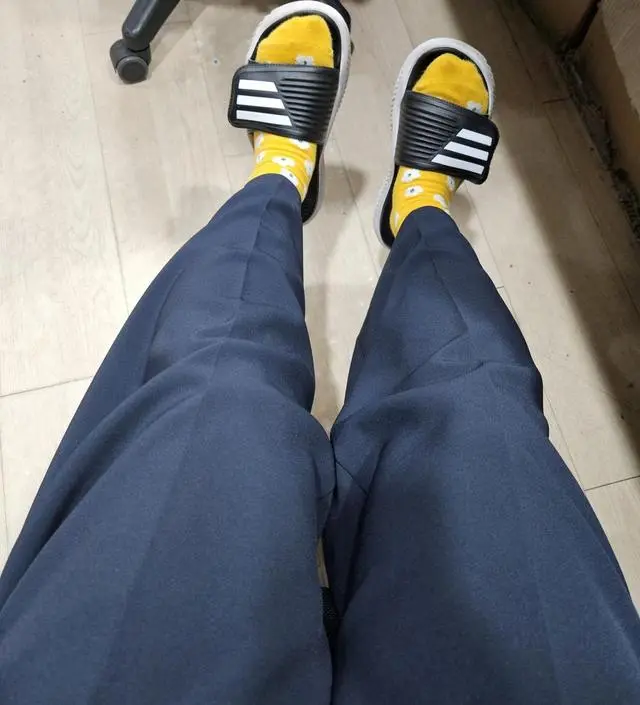 병원일하는데 근무복이랑 젤 비슷해보여서 샀는데 편하고이질감 전혀없어서 마음에들어