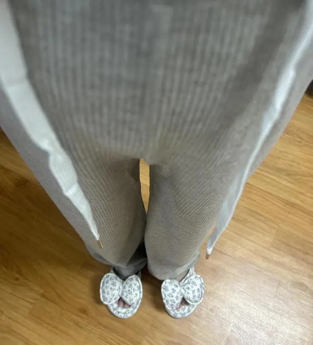 핏도 이쁘고 이 계절에 입기 딱 좋습니다! 배 조임 조절도 있어 편하게 잘 입을게요