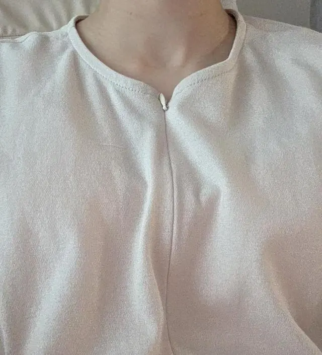 소재가 엄청 부드러워 좋아요. 지퍼도 부드러워서 한 손으로 올렸다내렸다 충분히 가능