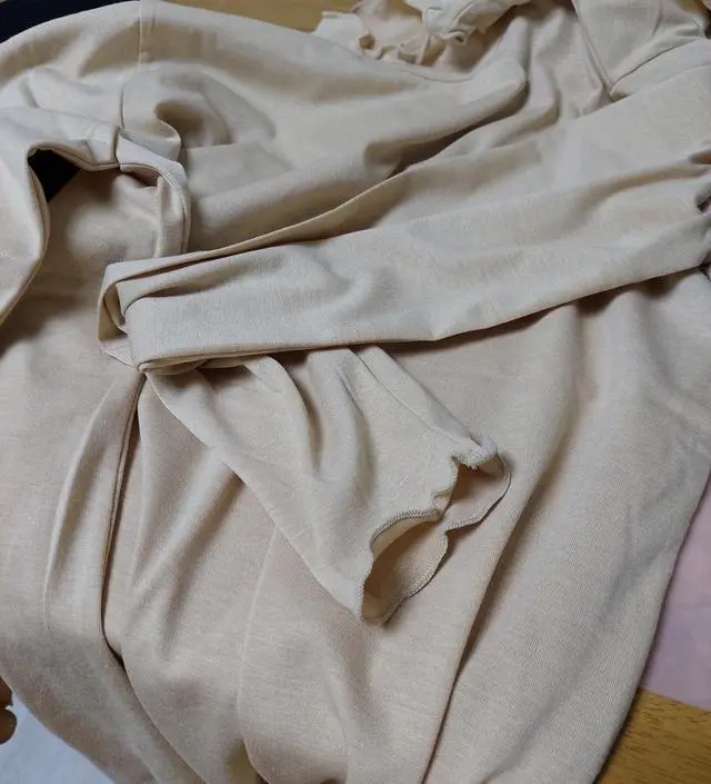 받쳐입기 좋아서 마음에 드는데, 막달에는 못입어요. 사이즈 안크고 그냥 일반티 같음