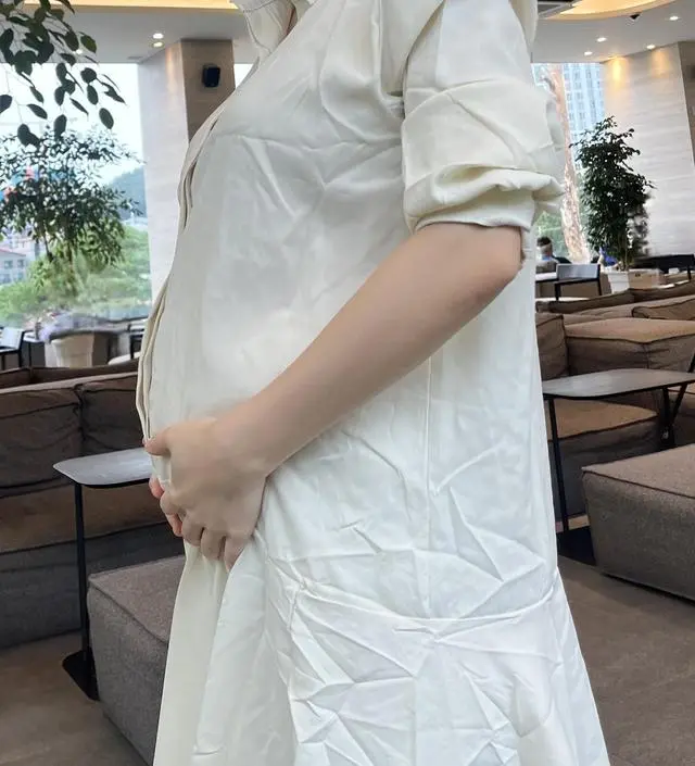 너무 입고싶어서 날씨 선선해지자 마자 다림질도 안하고 급히 입고나가서 주름이 있어욯