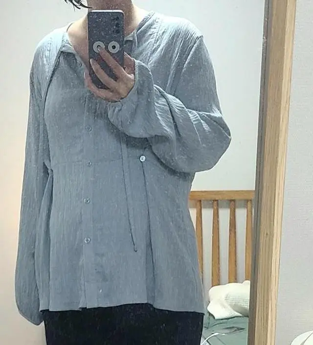 팔이 좀 길게 나왔고 원단이 생각보다 두께가 있어요. 색상은 예쁘게 잘 나왔지만 아주