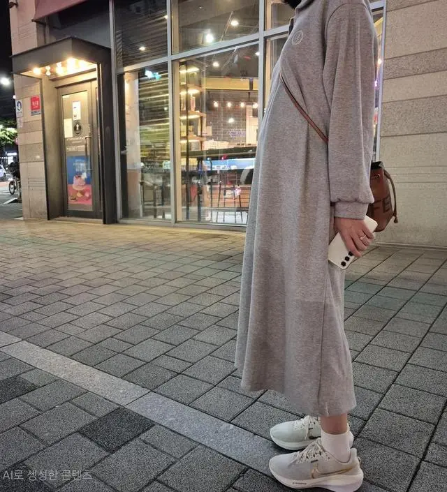 두께도 적당하고 톡톡해서 질이 좋아요. 지퍼로 되어 있어서 입기 편하고 배가 더나와도