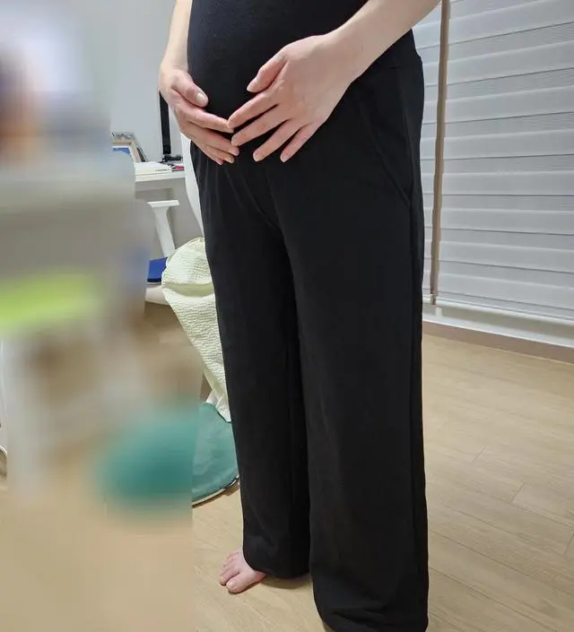 두께가 좀 있는 편이구요 키162인데 키작맘으로 하니까 복숭아뼈 덮을 정도로 딱 맞아요