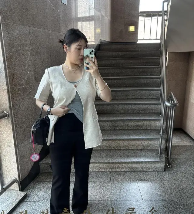 결혼식장갈때 입을 슬랙스가 필요했는데 후기가 좋아서 구매했어요! 두께감도 한겨울빼