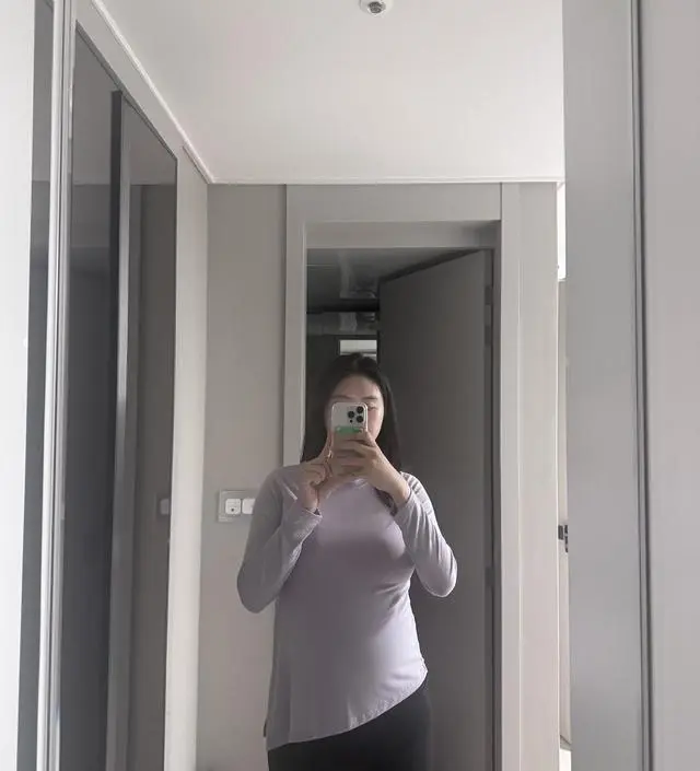 색깔도 예쁘고 재질도 부들부들하니 좋아요애기 낳고도 입을수있을거같아용 좋아요
