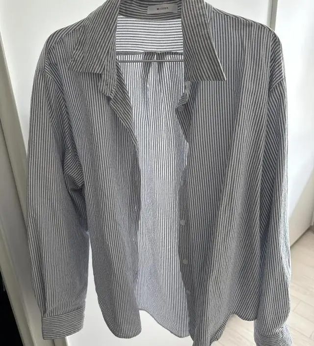 걸쳐입어도 예쁘도 단추 다 잠그고 입어도 예쁘네요!!
