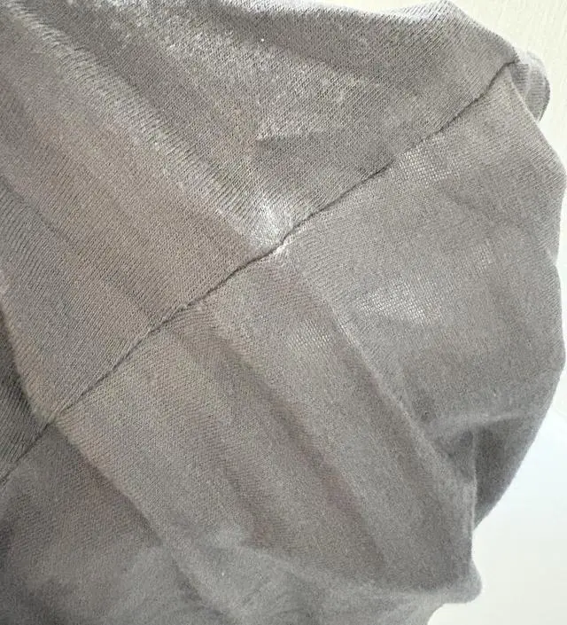 엄청 얇고 보드러운 소재에요. 입고벗기 편해요