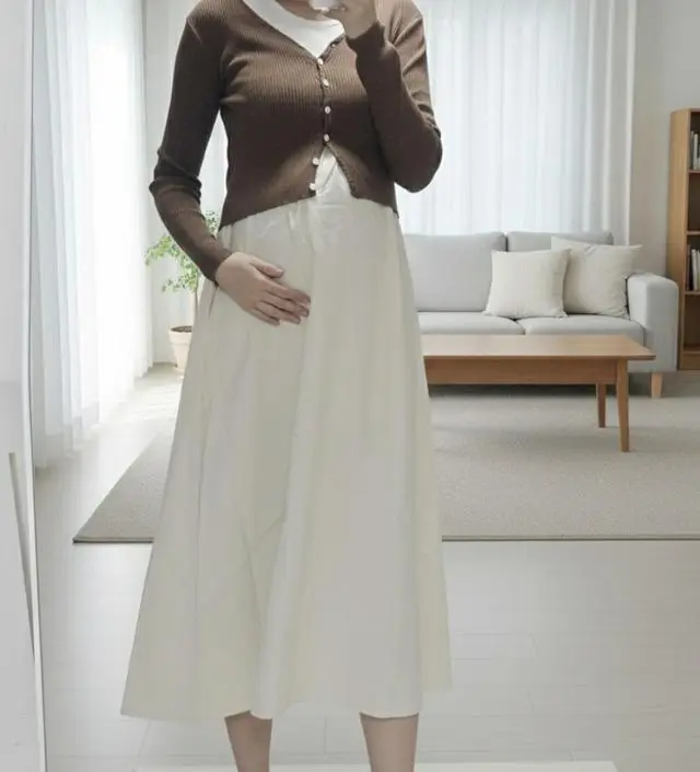 블랙, 아이보리 둘 다 샀는데 잘 입고 있어요. 가디건이랑 입으면 활용하기 좋고 무엇보