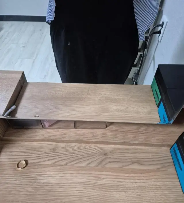 생각보다 두꺼워요! 겨울에 따뜻하게 입을 수 있을 거 같아서 만족합니다 ㅎㅎ 더 큰 사