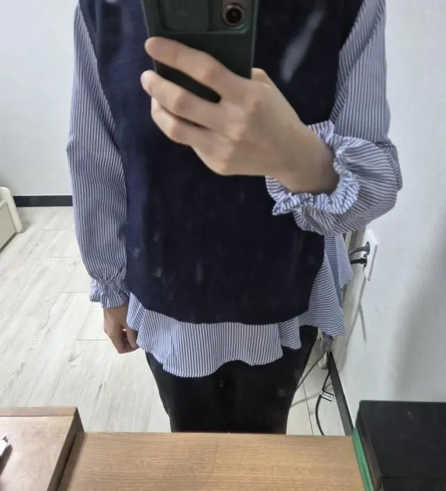 처음에 조끼 뒤에가 갈라져있어서 잘못 샀나 했는데 원래 그런거였어요 ㅎㅎㅎ 제대로 