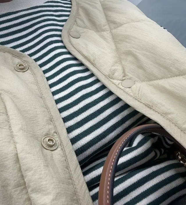 약간 도톰해서 좋아여 싸이즈도 넉넉하니 좋구여~ 지금부터 쭉 잘 입을거 같아여 ㅎㅎ 