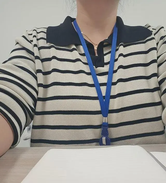 편하고 약간도톰한 니트네요
