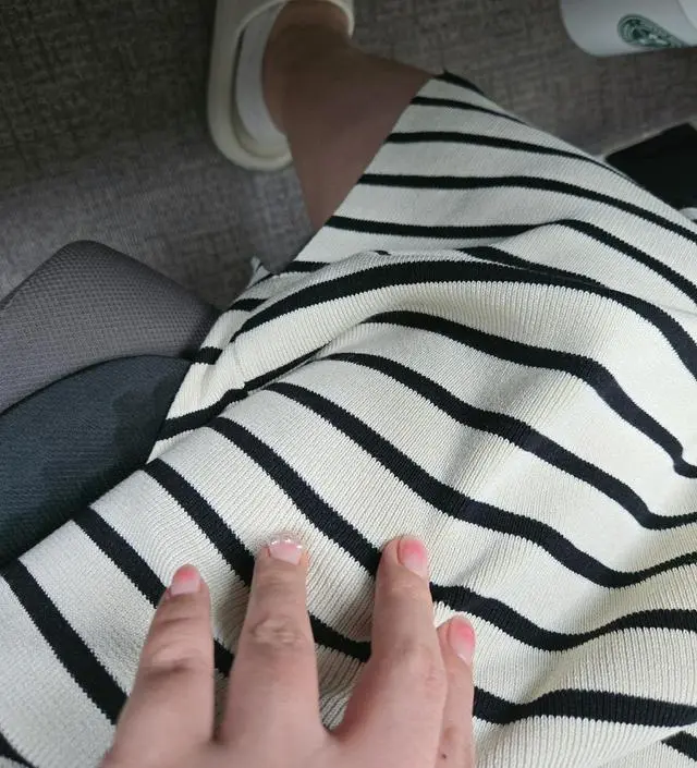 편하고 약간도톰한 니트네요
