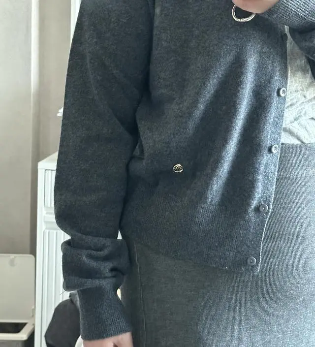 가디건에 포인트 귀엽네요
