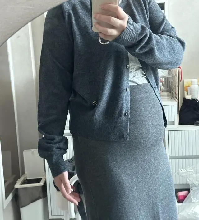 가디건에 포인트 귀엽네요
