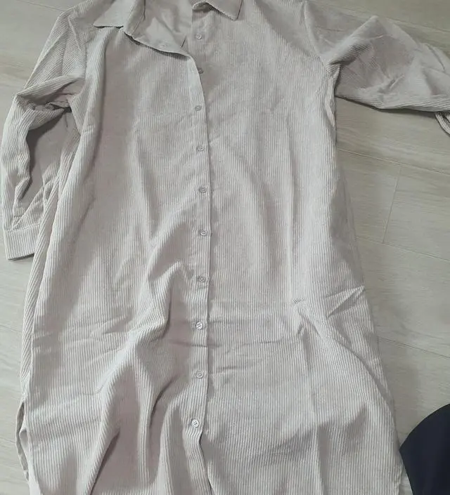 셔츠로 된 원피스가 하나 갖고 싶어서 고민하다가 겨울까지 입을만 한걸로 샀어요! 안감