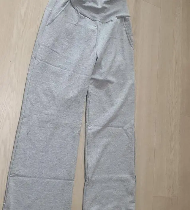 차콜이 없어서 너무 아쉬웠지만 운동복으로 입으려고 메란지 색 구매했어요. 인기 있는