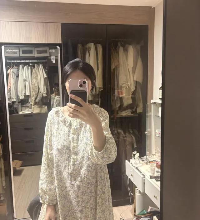 도톰하고 좋아요 여름에는 덥고 가을부터 입으면 될거 같아요 
