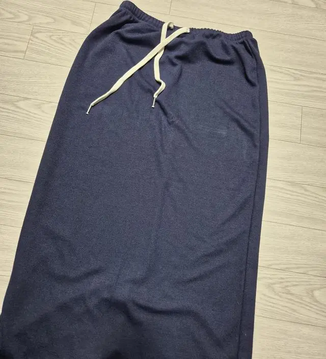 이전에 핑크색 사고 너무 편해서 네이비색으로 하나 더 샀어요
