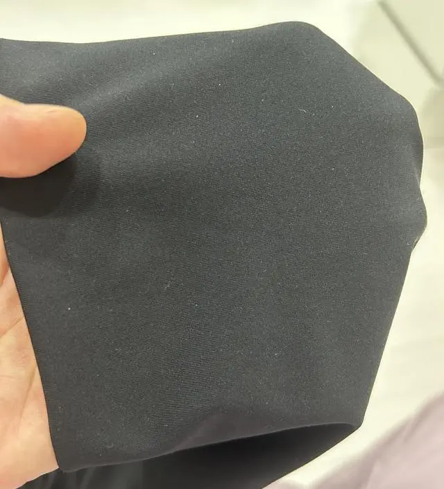 33주차라 배가 많이 나왔어요,프리 사이즈는 입을 수 있지만 좀 살짝? 조이는 느낌이 있